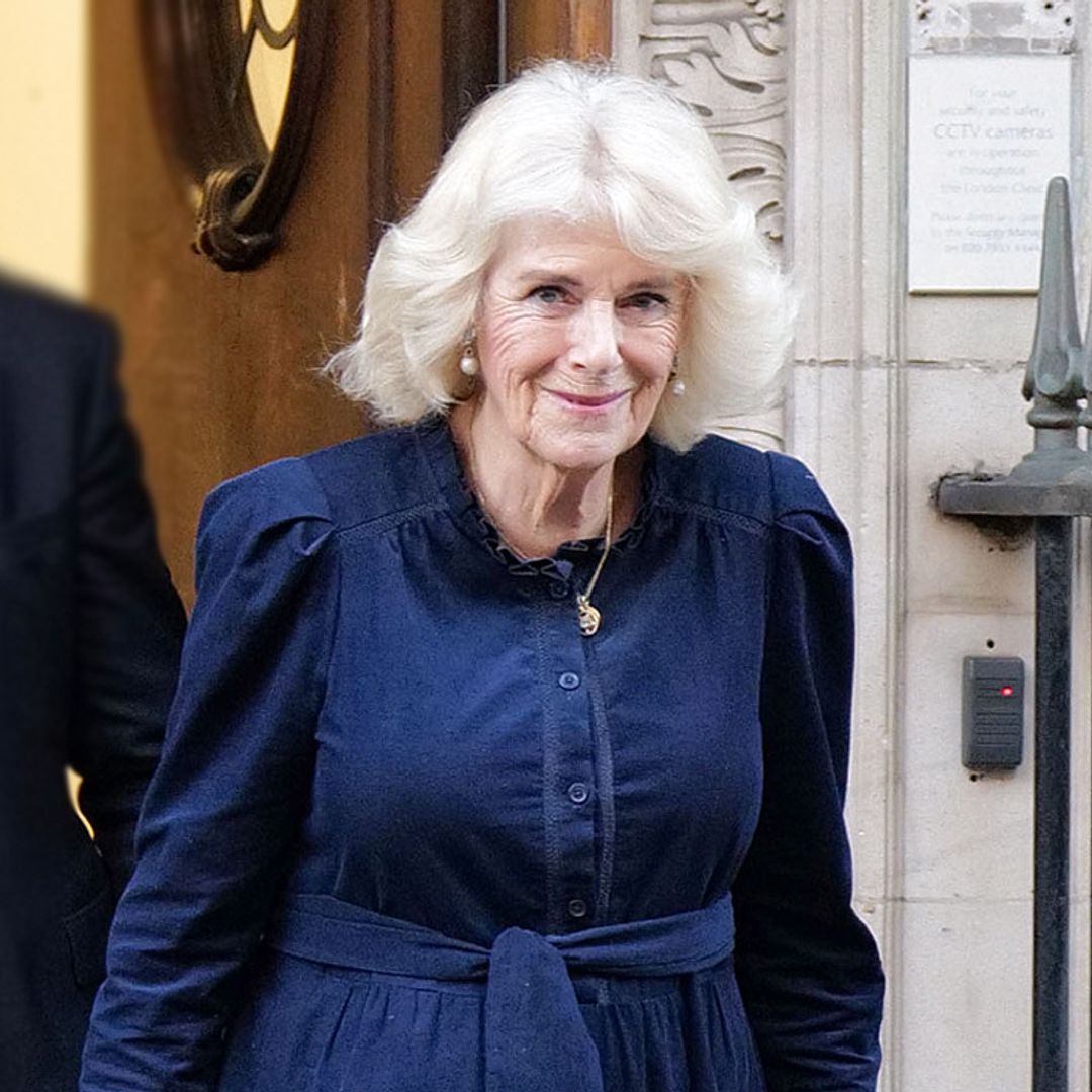 Primeras imágenes de la reina Camilla saliendo del hospital en el que está ingresado Carlos III