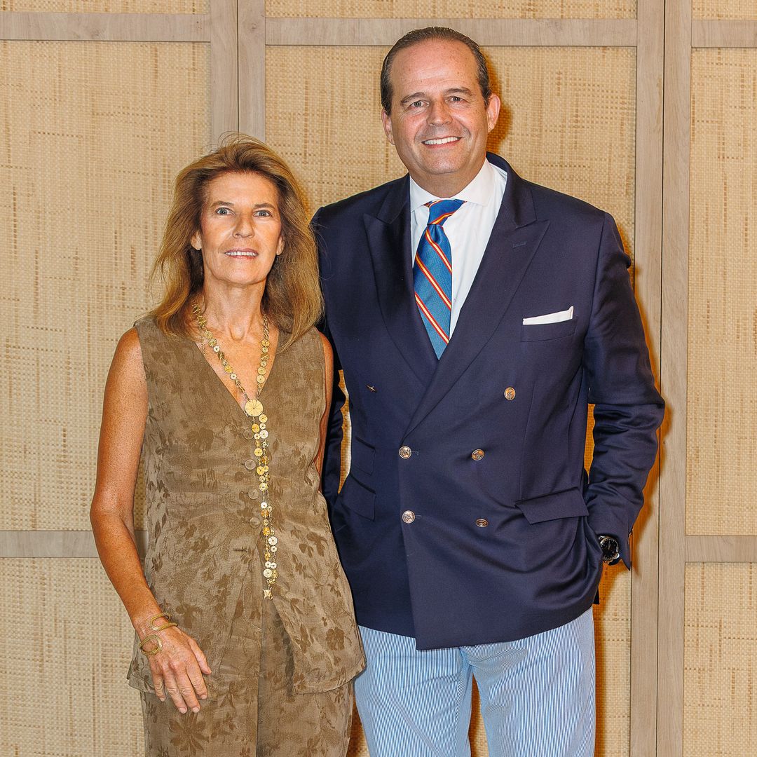 Maya Askari, mujer de Maximiliano de Habsburgo; su sobrino Maximiliano Hugo de Windisch-Graetz —hijo de Sofía de Habsbugo—, y Adriana Zurita. 