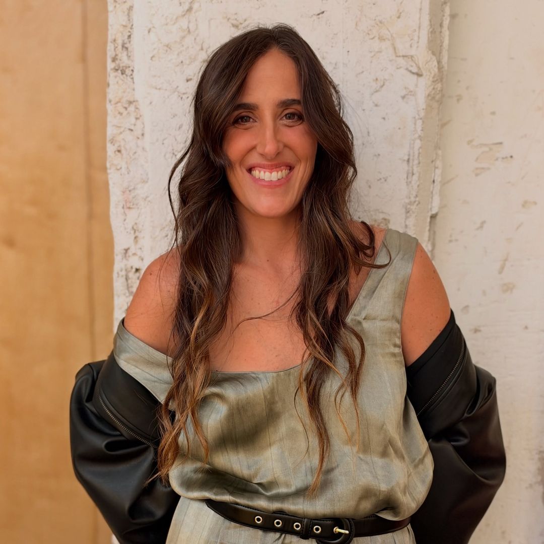 Entramos en la casa de Ichi Aragón en Madrid: sofás de segunda mano, diseño industrial y una fotografía muy especial de sus abuelos Miliki y Rita