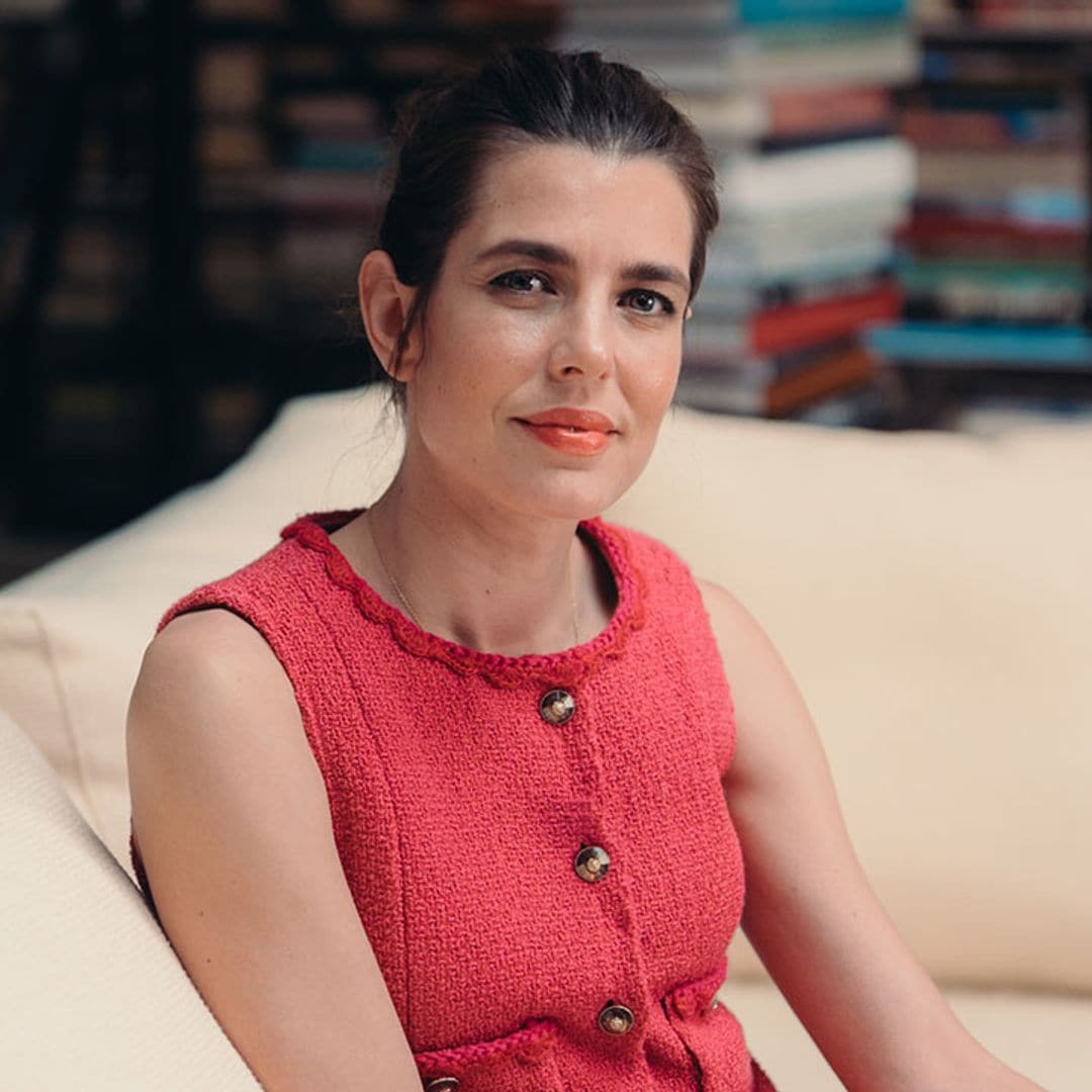 Carlota Casiraghi estrena un chaleco de 'tweed' que nos recuerda (mucho) a un lookazo de Penélope Cruz