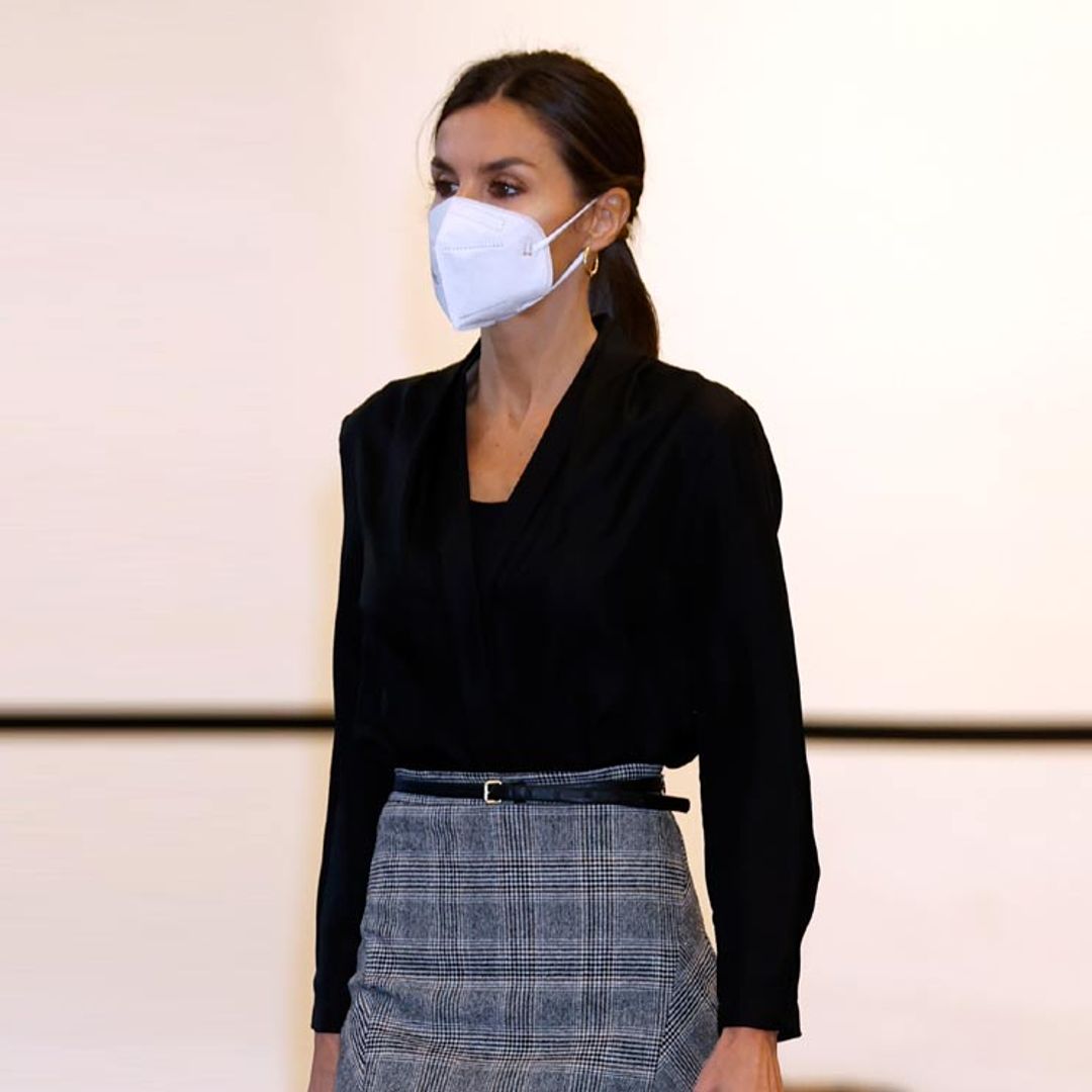 Doña Letizia despide el año con su falda preferida y un accesorio inesperado