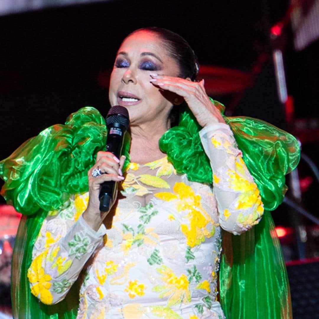 Isabel Pantoja, sin poder contener las lágrimas al dedicar una canción a sus nietos