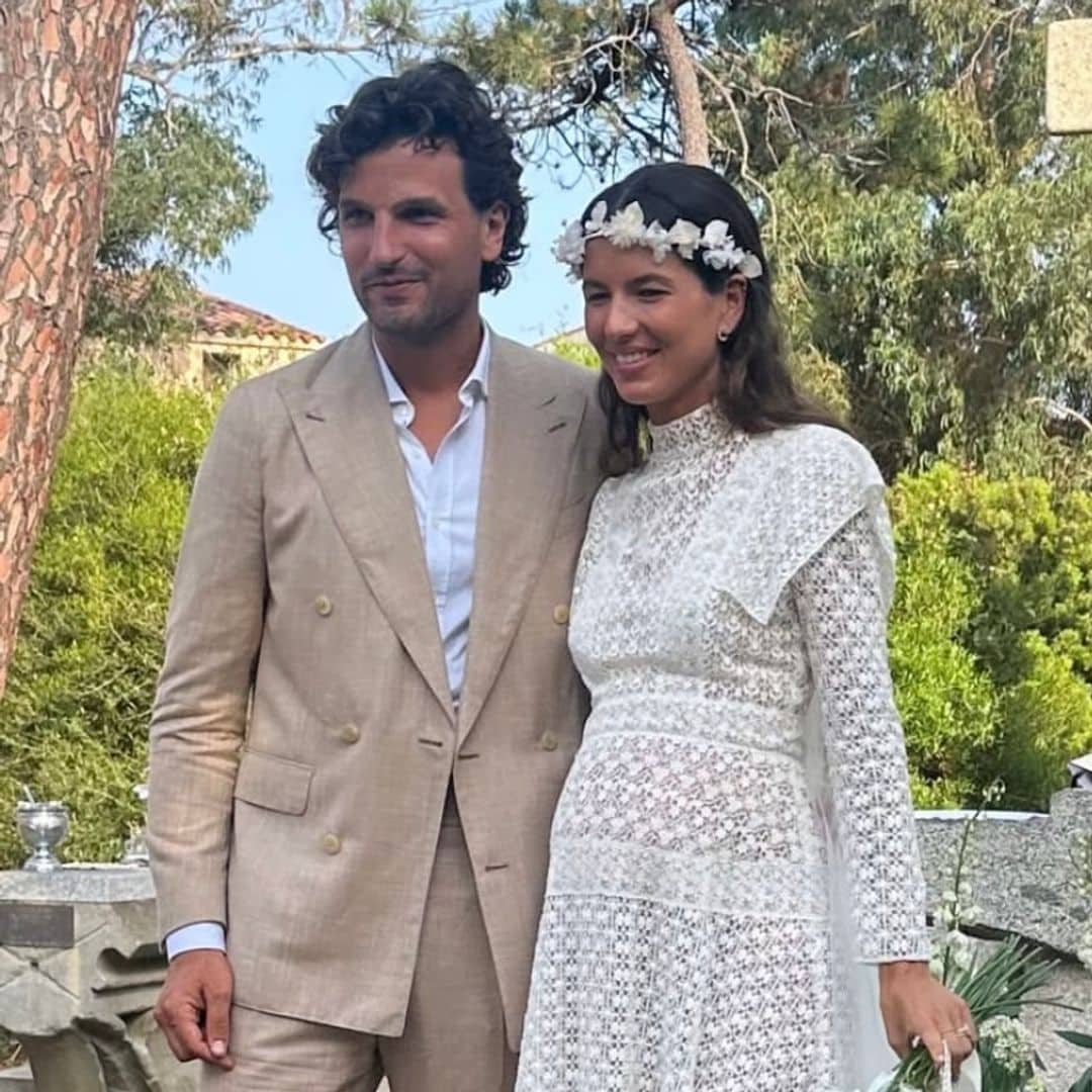 La modelo más famosa de Zara se casa embarazada en Córcega con un vestido de novia vintage y sandalias planas