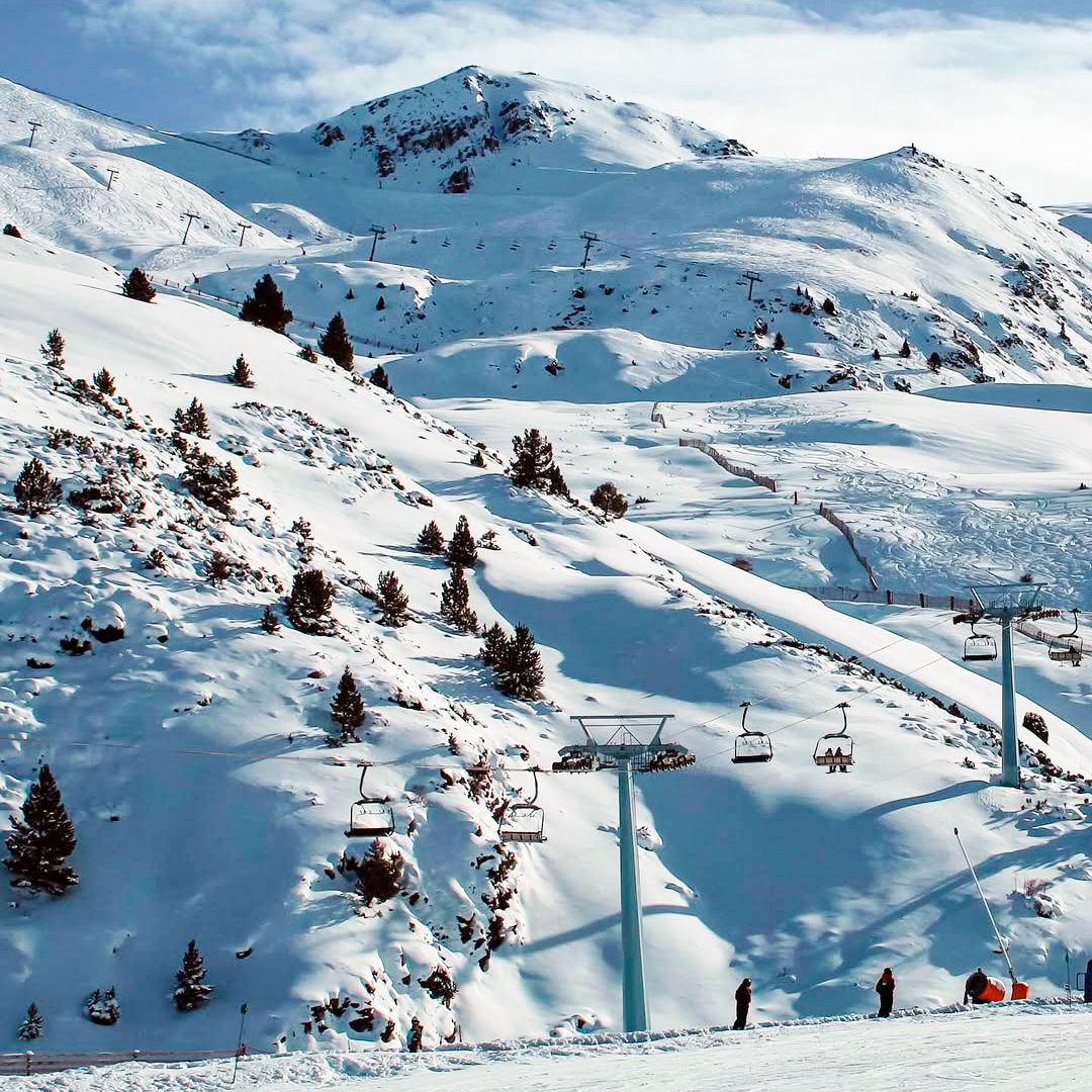 Todo lo que puedes hacer en la mejor estación de esquí de España de esta temporada… y no es solo esquiar