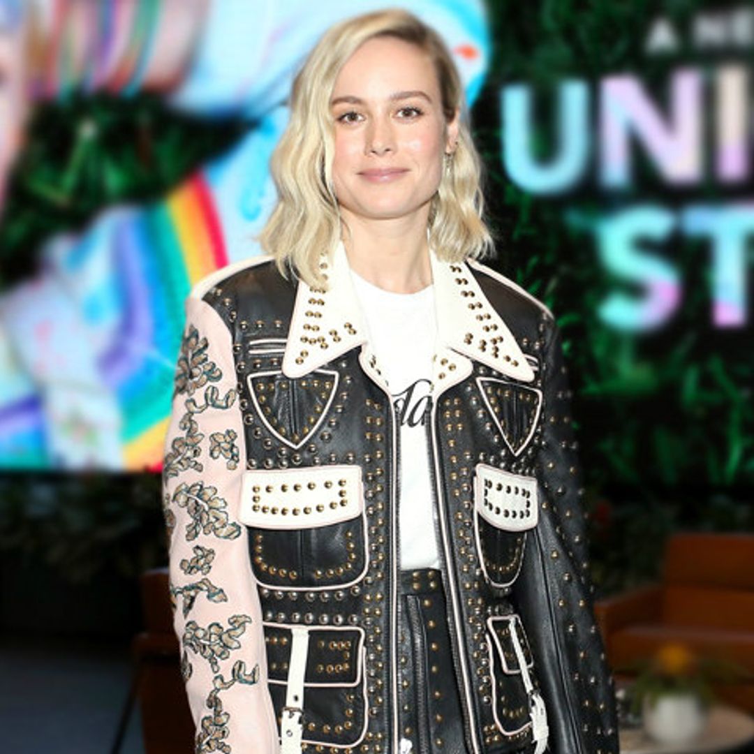 Palabra de Brie Larson: la falda 'midi' de cuero es el relevo del pantalón negro