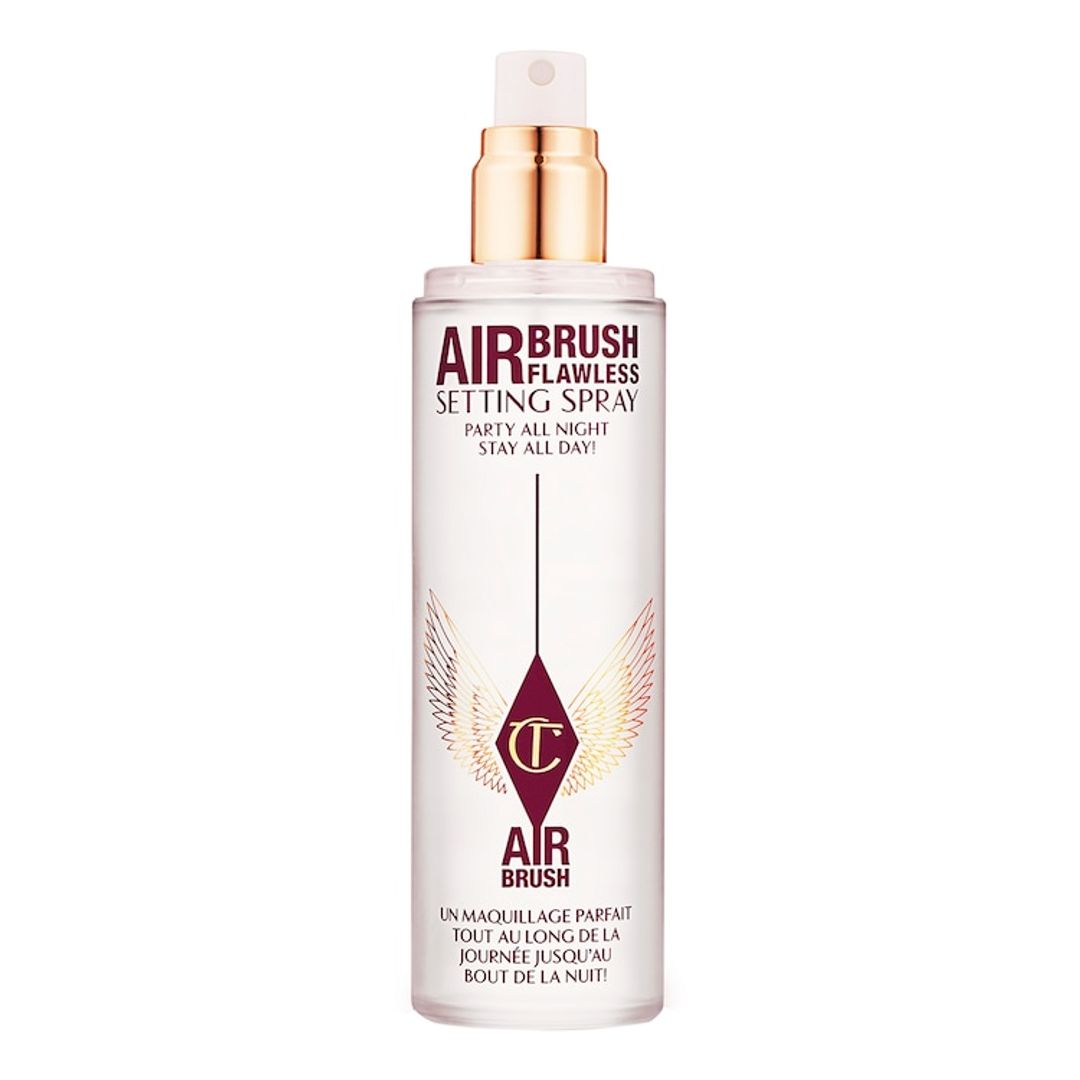 Airbrush Flawless Setting Spray, de Charlotte Tilbury (39 euros). Con aloe vera, té verde japonés y resina aromática, refresca, hidrata y fija el maquillaje hasta 16 horas.