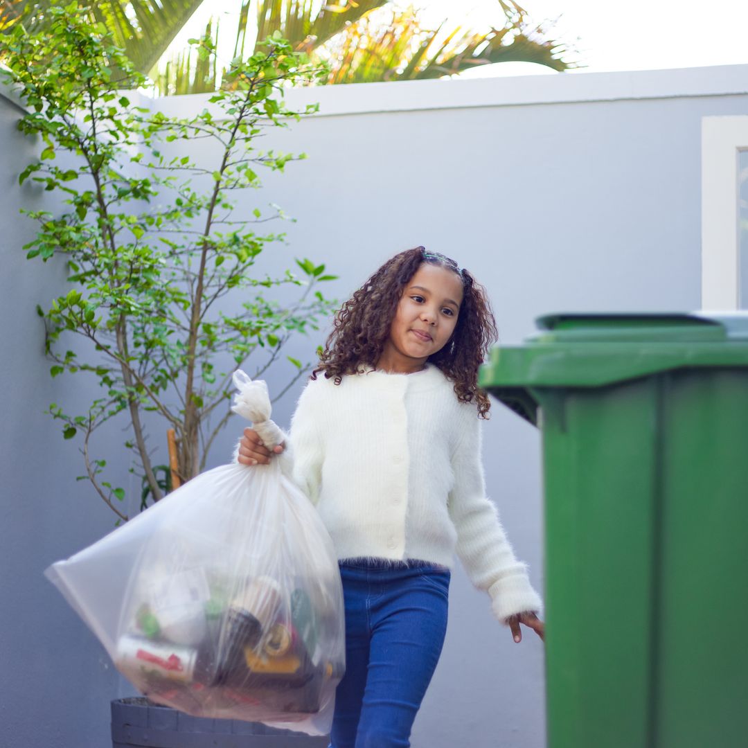 Niña tirando la basura