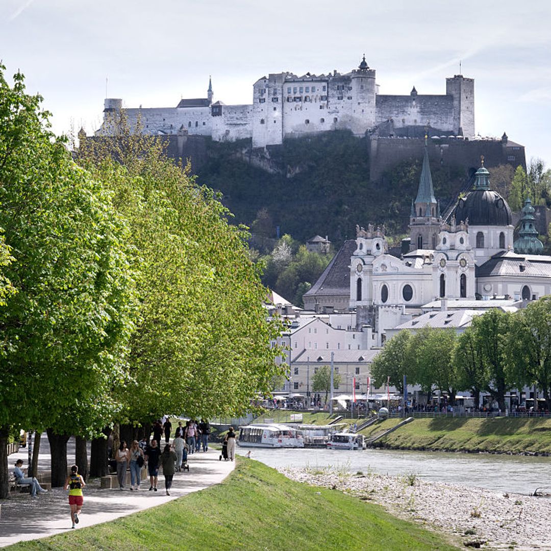 fortaleza Hohensalzburg asomada al río Salzach, Salzburgo, Austria