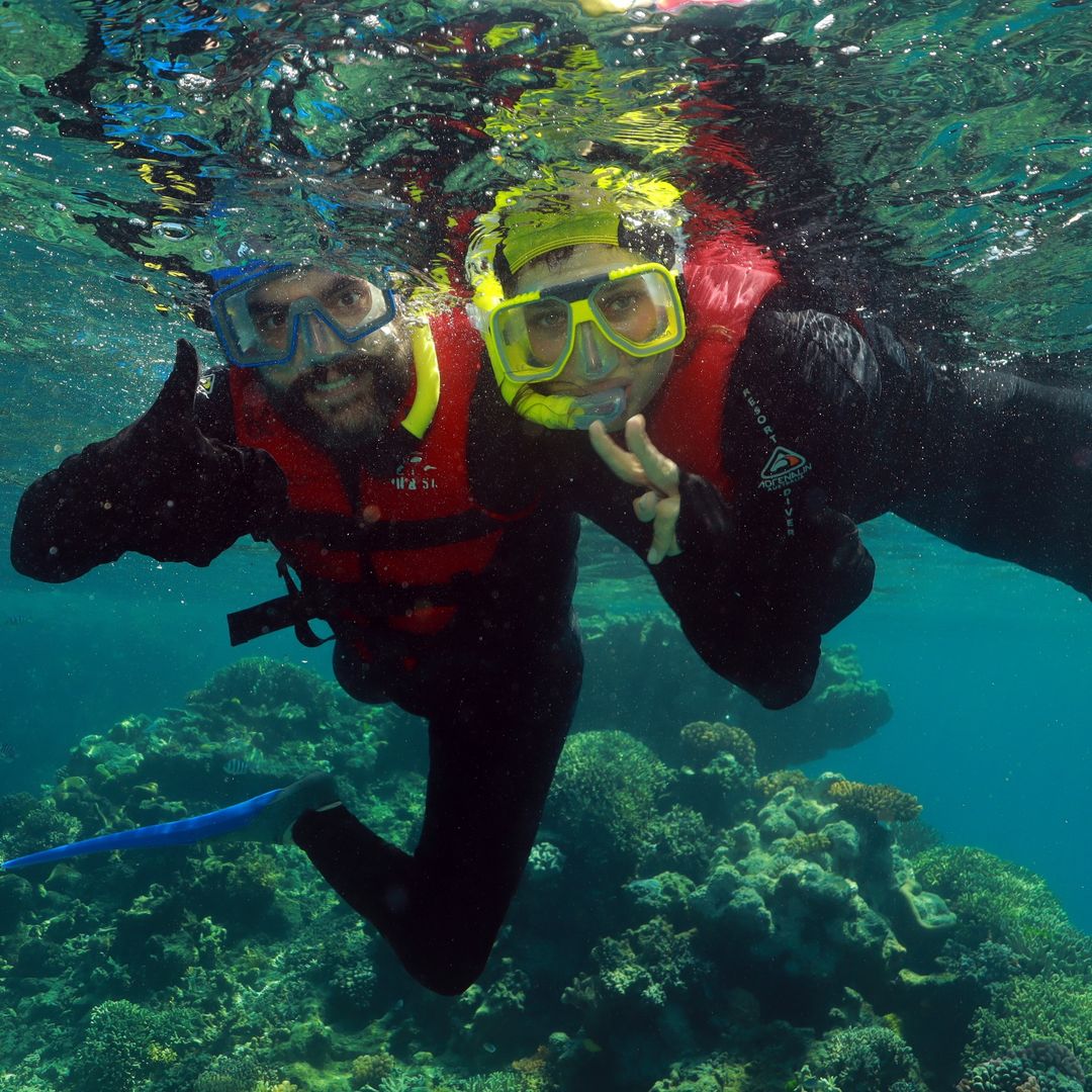 Las espectaculares vacaciones en Australia de Dani Mateo y su novia, Yasmina Paiman, 15 años menor que él: "He salido llorando del agua"