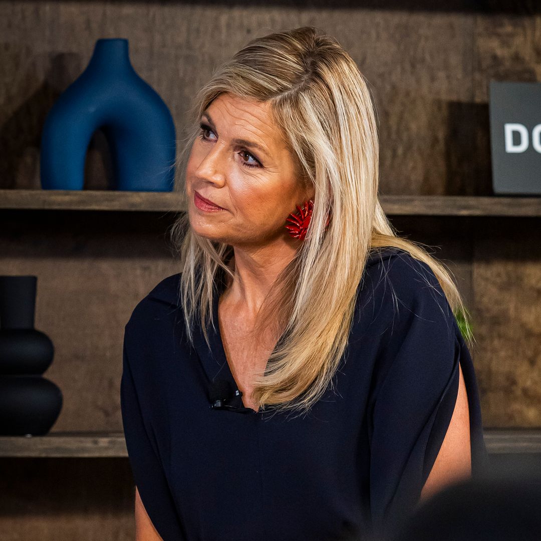 Máxima de Holanda triunfa en Nueva York y transforma con los zapatos rojos más originales su vestido azul que marca cintura