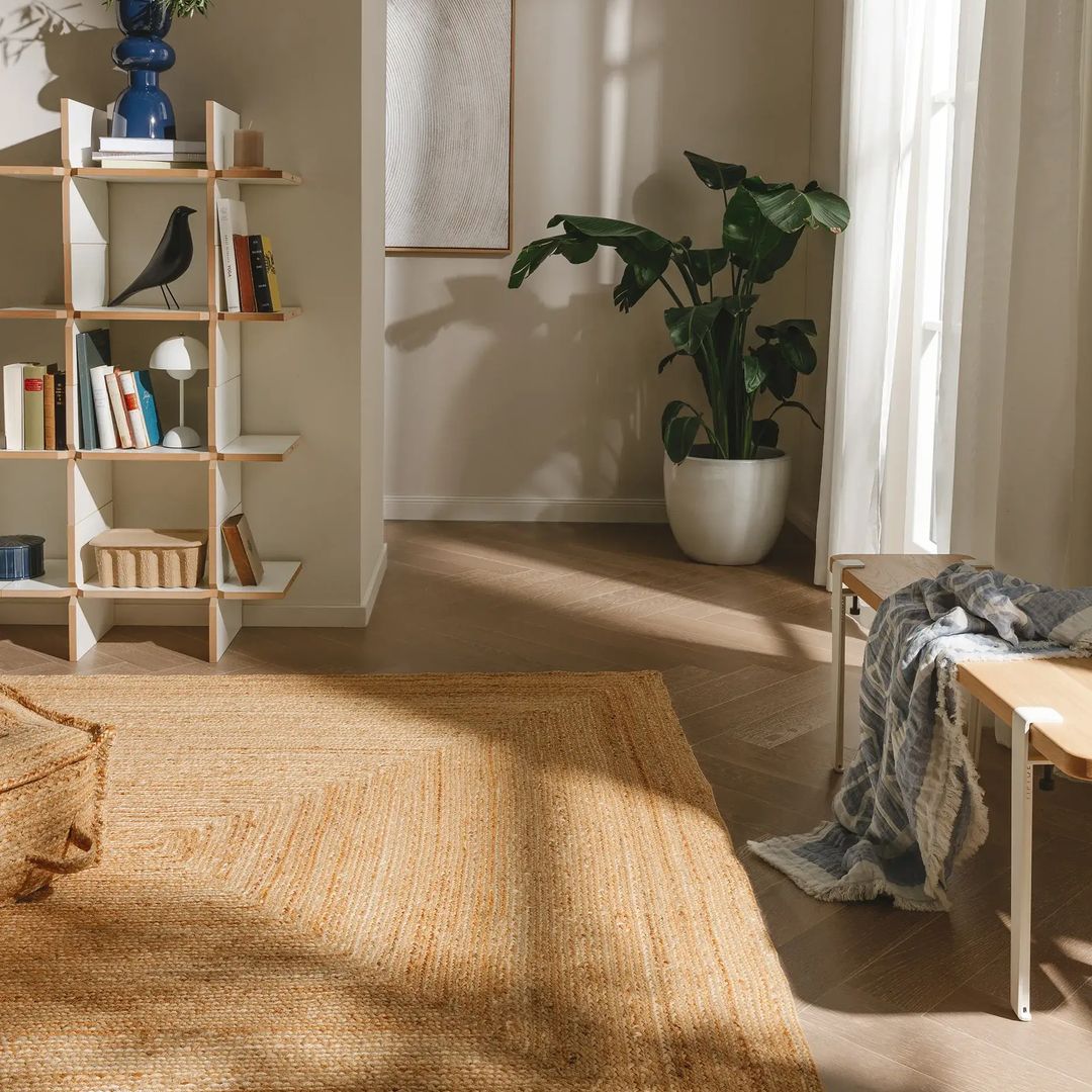 Alfombra de yute natural en un salón de Benuta.