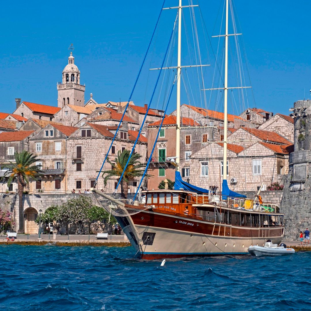 Barco atracado en el puerto de Korkula, en Croacia