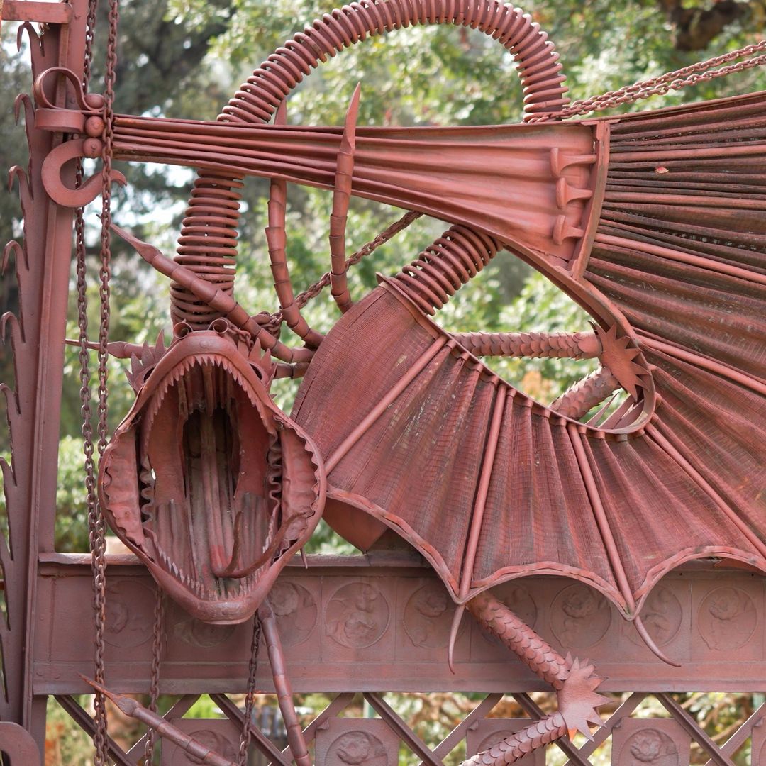 Dragón de Gaudí en la entrada a los Pavellones Güell, Barcelona