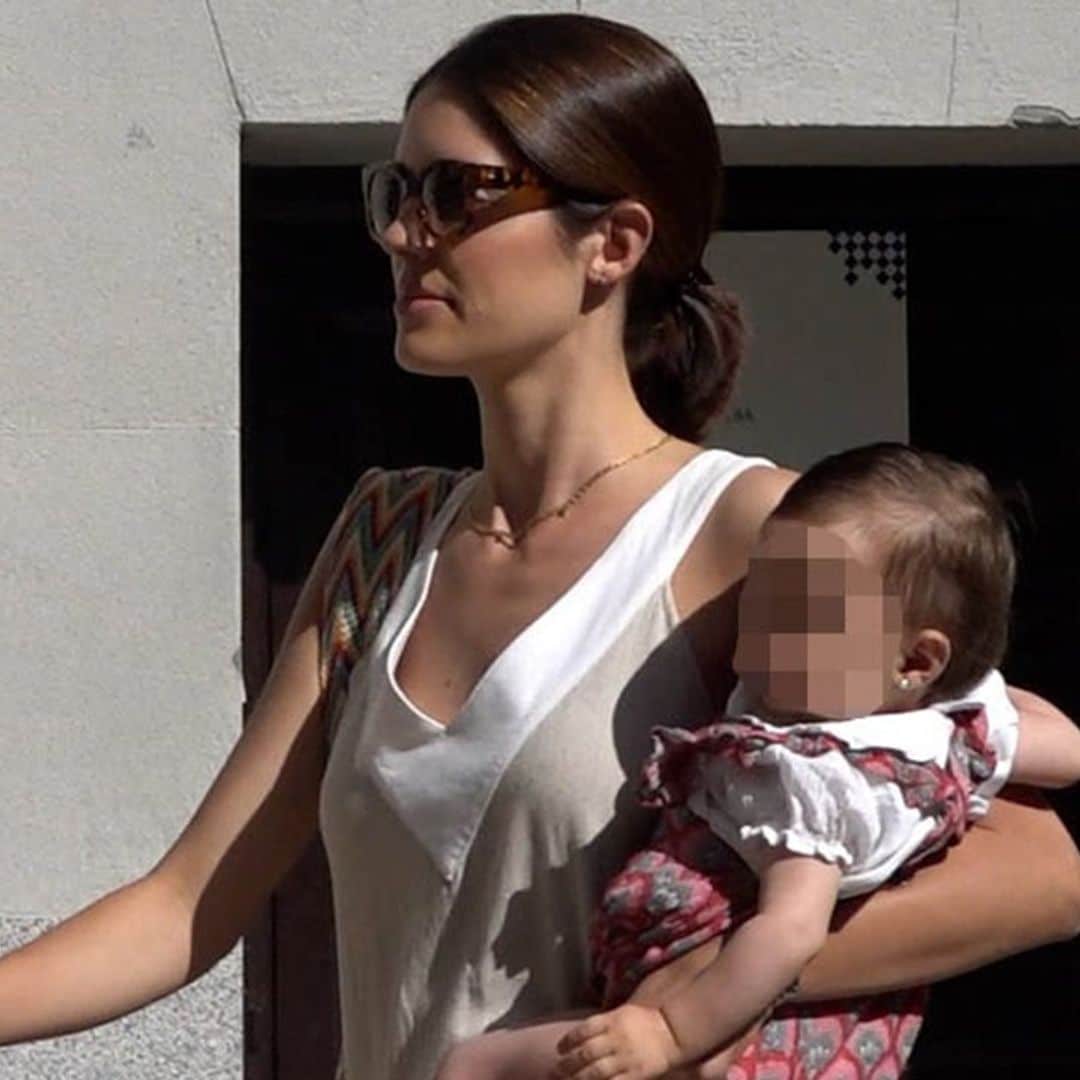 Sofía Palazuelo y Fernando Fitz-James, duques de Huéscar, y su hija, paseo con estilo por Madrid