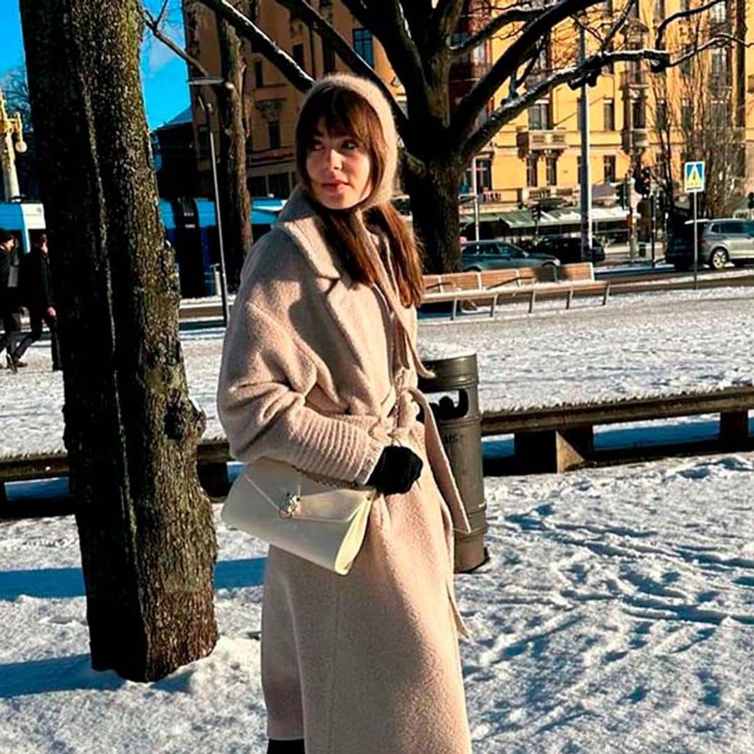 Lily Collins se apunta al accesorio de invierno que adoran las prescriptoras danesas