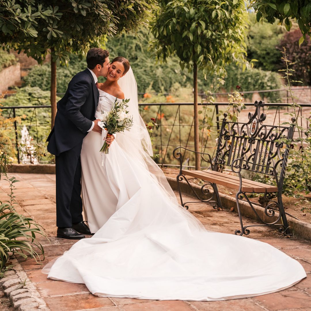 Una prueba a oscuras y el escote favorito de Inés Domecq: los secretos del vestido de novia de Carmen para su boda en Córdoba