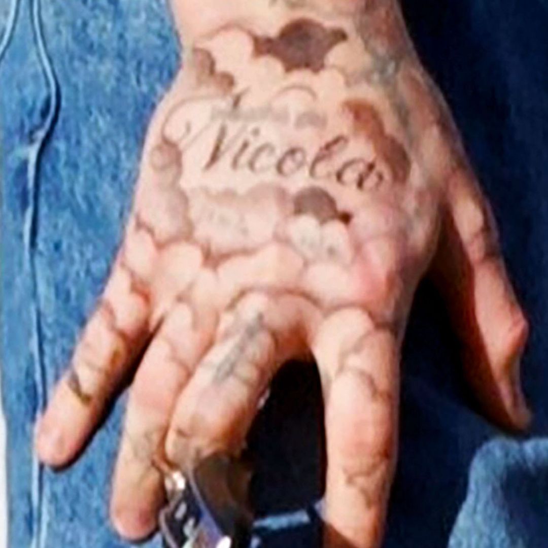 Fotografía del tatuaje en la mano de Brooklyn Beckham