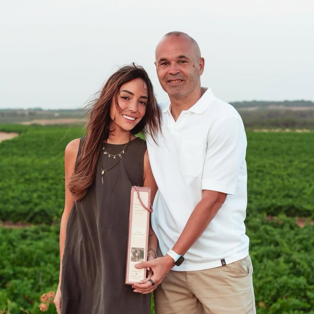 Andrés Iniesta y Anna Ortiz celebran 19 años de amor tras dar un nuevo giro a su vida en Dubái junto a sus 5 hijos