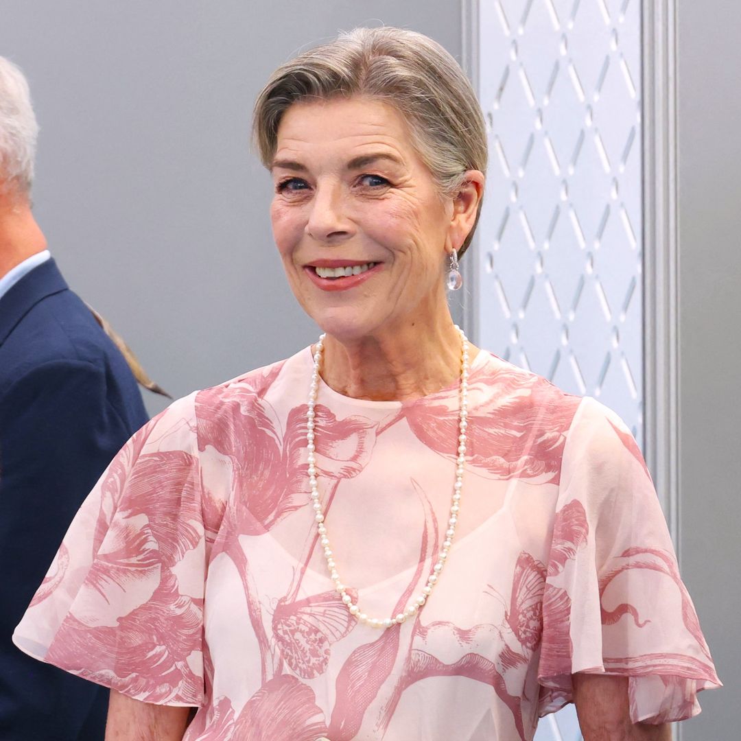 Carolina de Mónaco da una lección de estilo floral junto al príncipe Alberto con un vestido rosa etéreo, perlas y guiño a Grace Kelly
