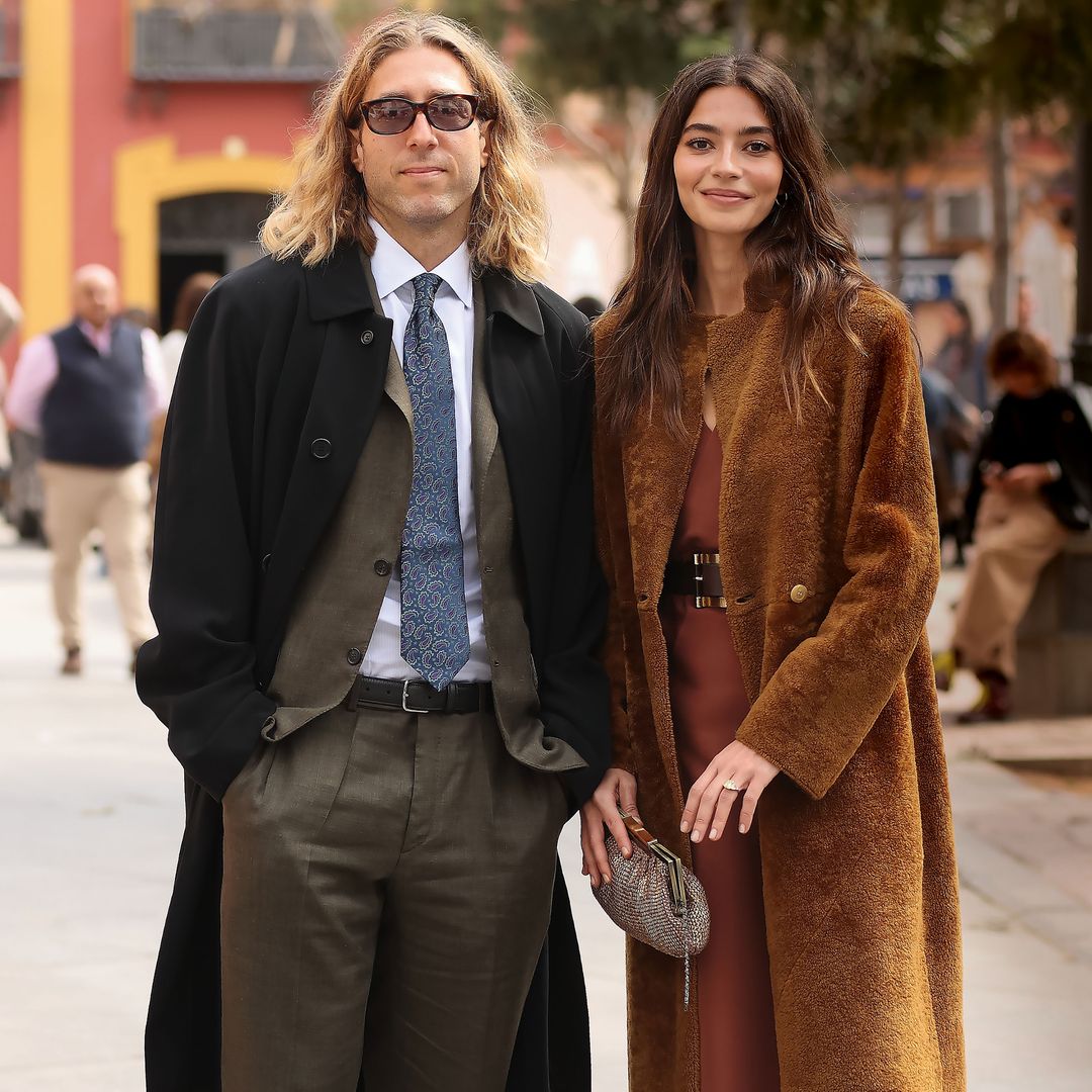 Rocío Crusset y Charlie Schein eligen Sevilla para su reaparición más esperada: las fotos de la pareja en una boda con mucho estilo (y un detalle muy comentado)