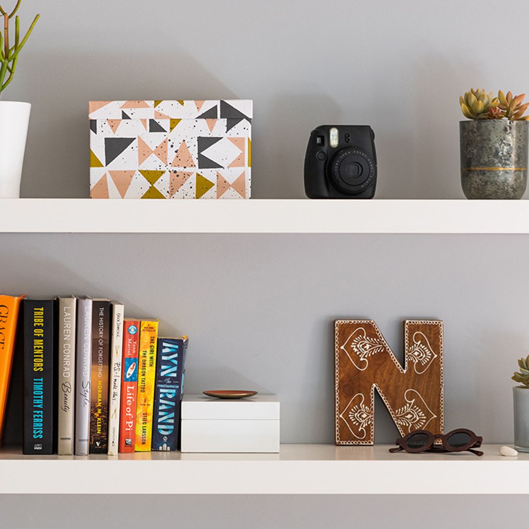 Apunta estas ideas y consejos sobre cómo decorar estanterías con éxito