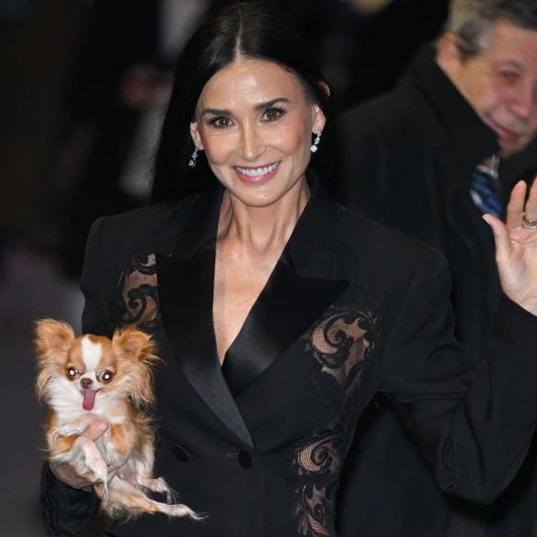 Demi Moore deslumbra en Nueva York en mini blazer y cabellera XXL