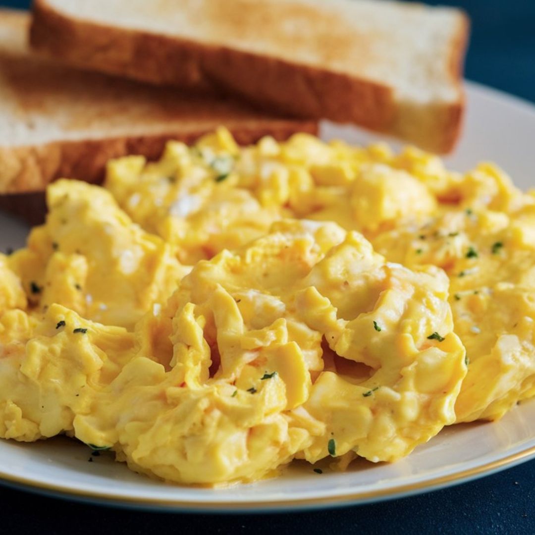 Suaves, jugosos y llenos de sabor: así se hacen los huevos revueltos perfectos