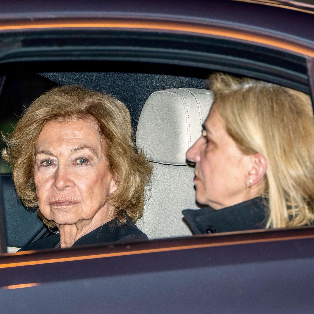 Doña Sofía, en el interior de un coche, de camino a una cena junto a sus hijas
