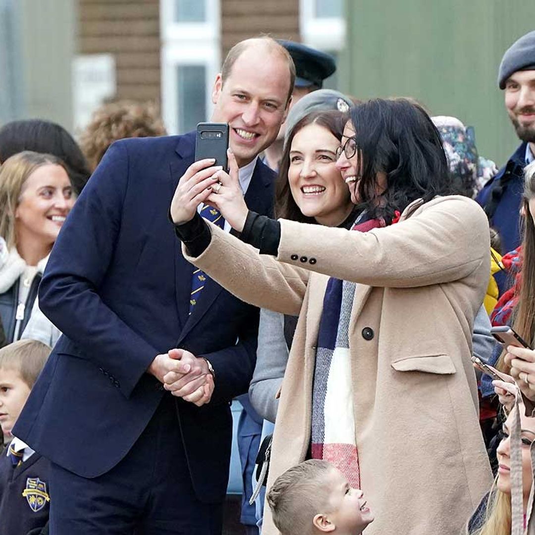 ¡Selfies, juegos con niños y boxeo! El frenético día del príncipe de Gales en su visita a la RAF