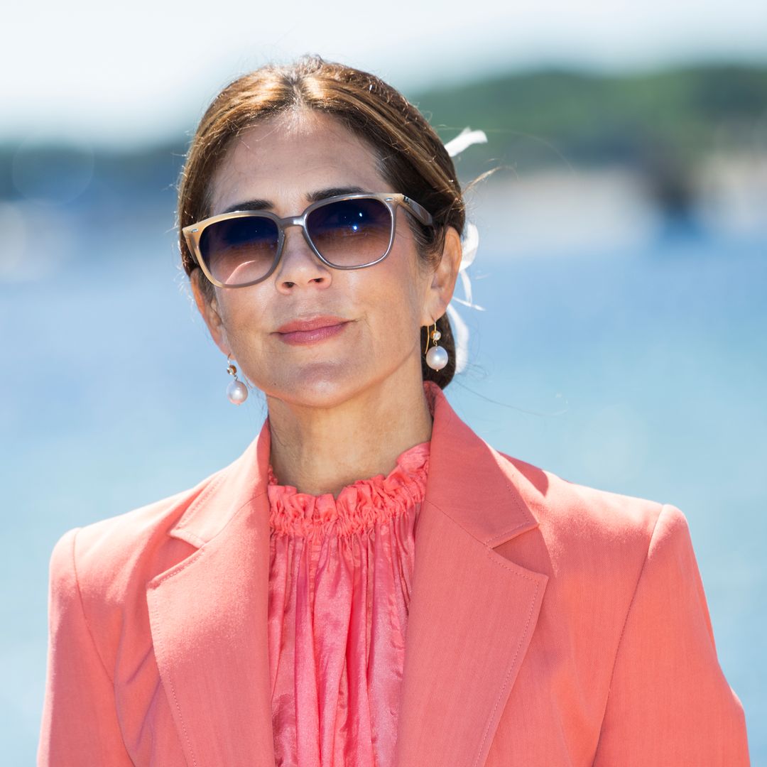 Mary de Dinamarca recupera la chaqueta coral que comparte con su hija y la actualiza con este tocado