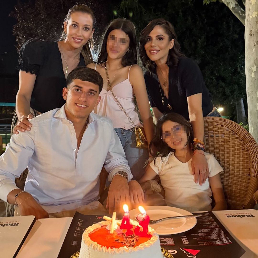 El emotivo reencuentro de la viuda de José Antonio Reyes con su exmujer y sus tres hijos en el día que el futbolista hubiera cumplido 43 años: "Felicidades al cielo"