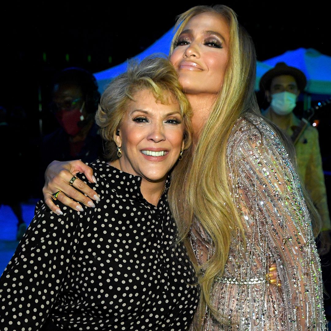 Jennifer Lopez recibe la visita de su mamá en los ensayos de su nueva residencia en Las Vegas