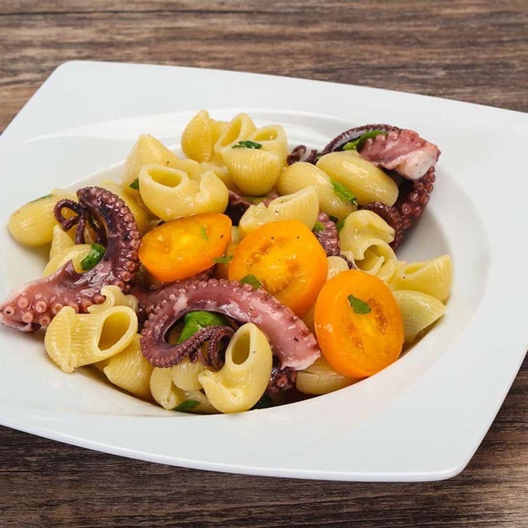 Coditos de pasta con pulpo y tomatitos amarillos