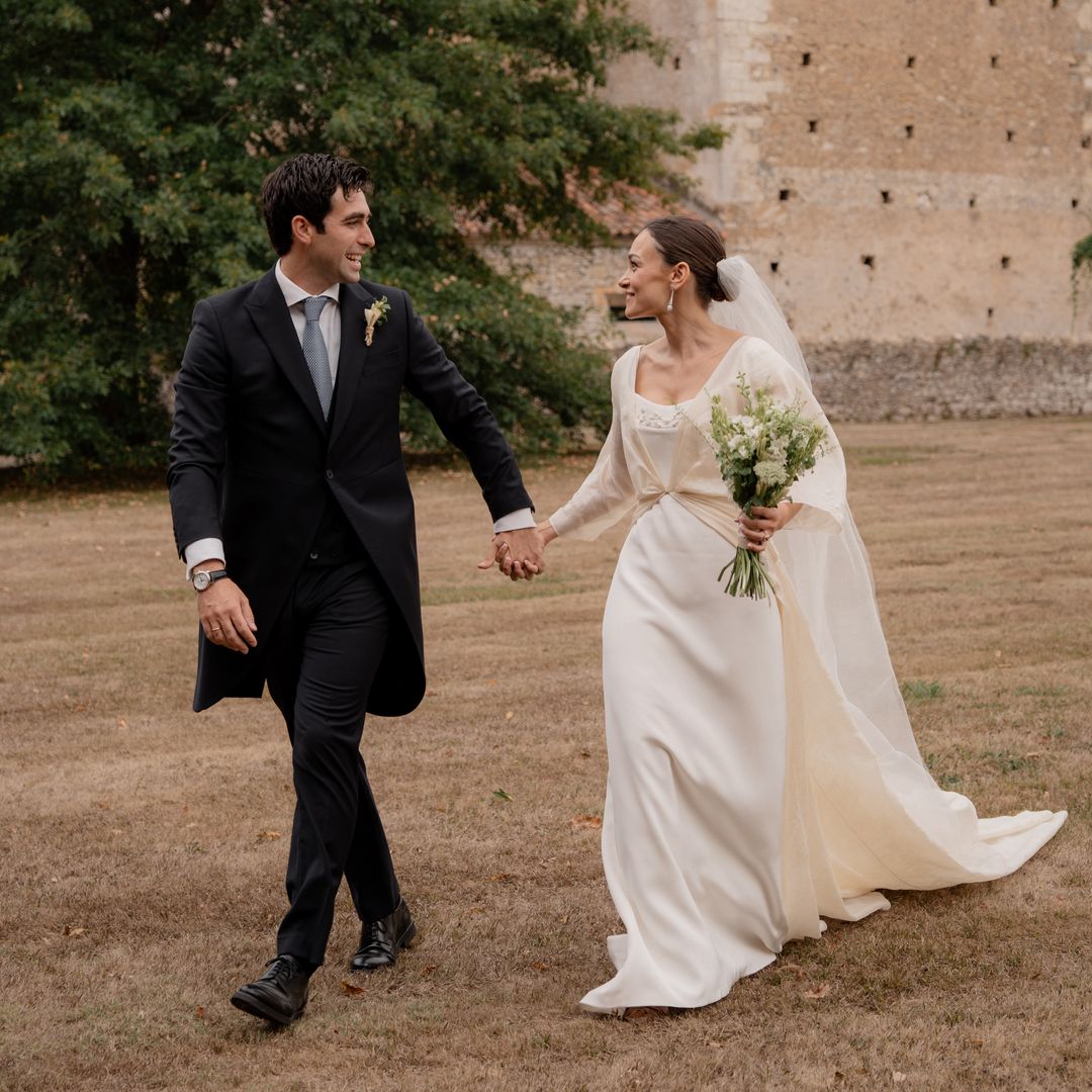 Un vestido de novia bordado con hilo de plata y un broche comprado en su despedida de soltera: la boda de Claudia en Asturias
