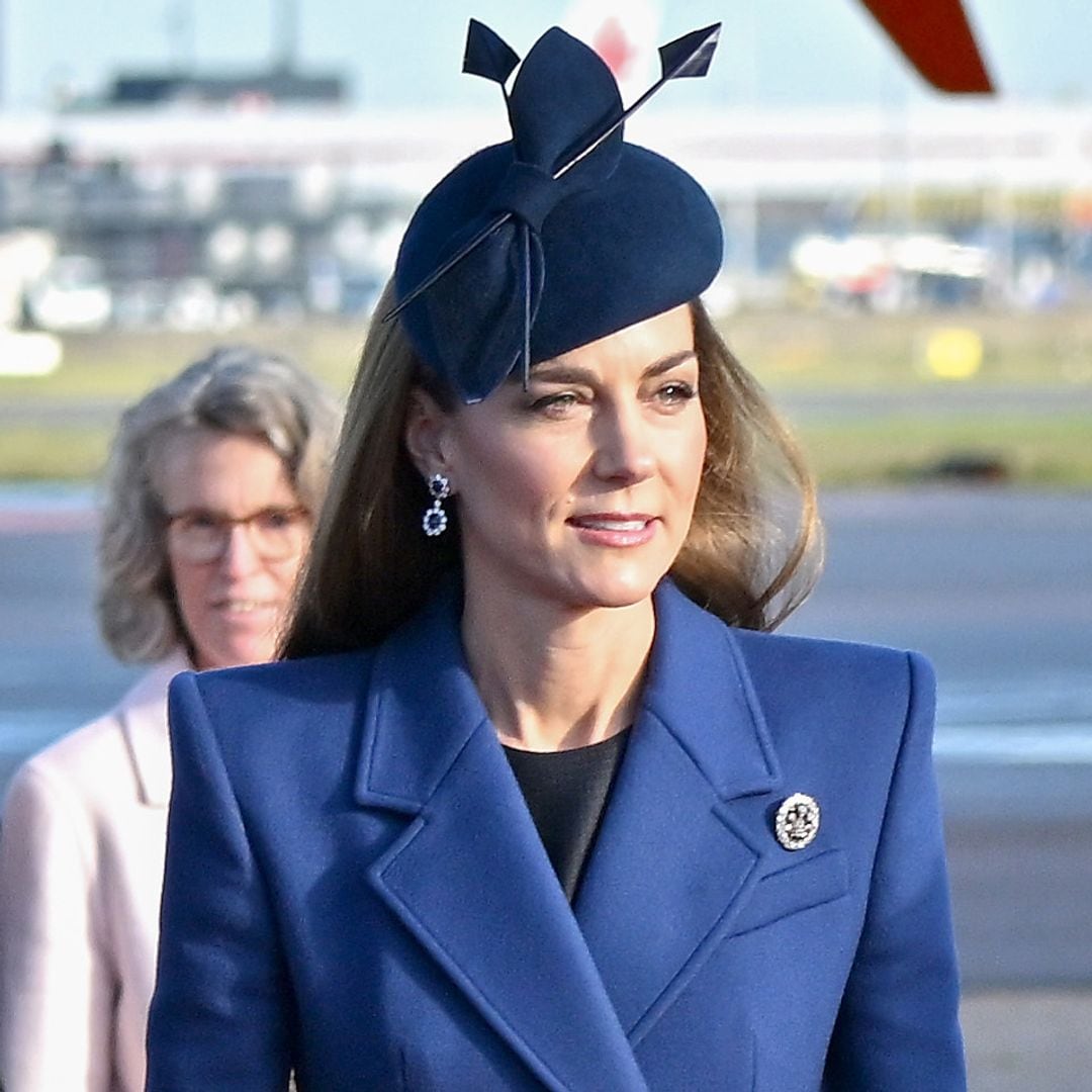 Kate Middleton recrea su look de la Navidad de 2023 para recibir al presidente de Alemania: abrigo 'royal blue' y tocado con flechas