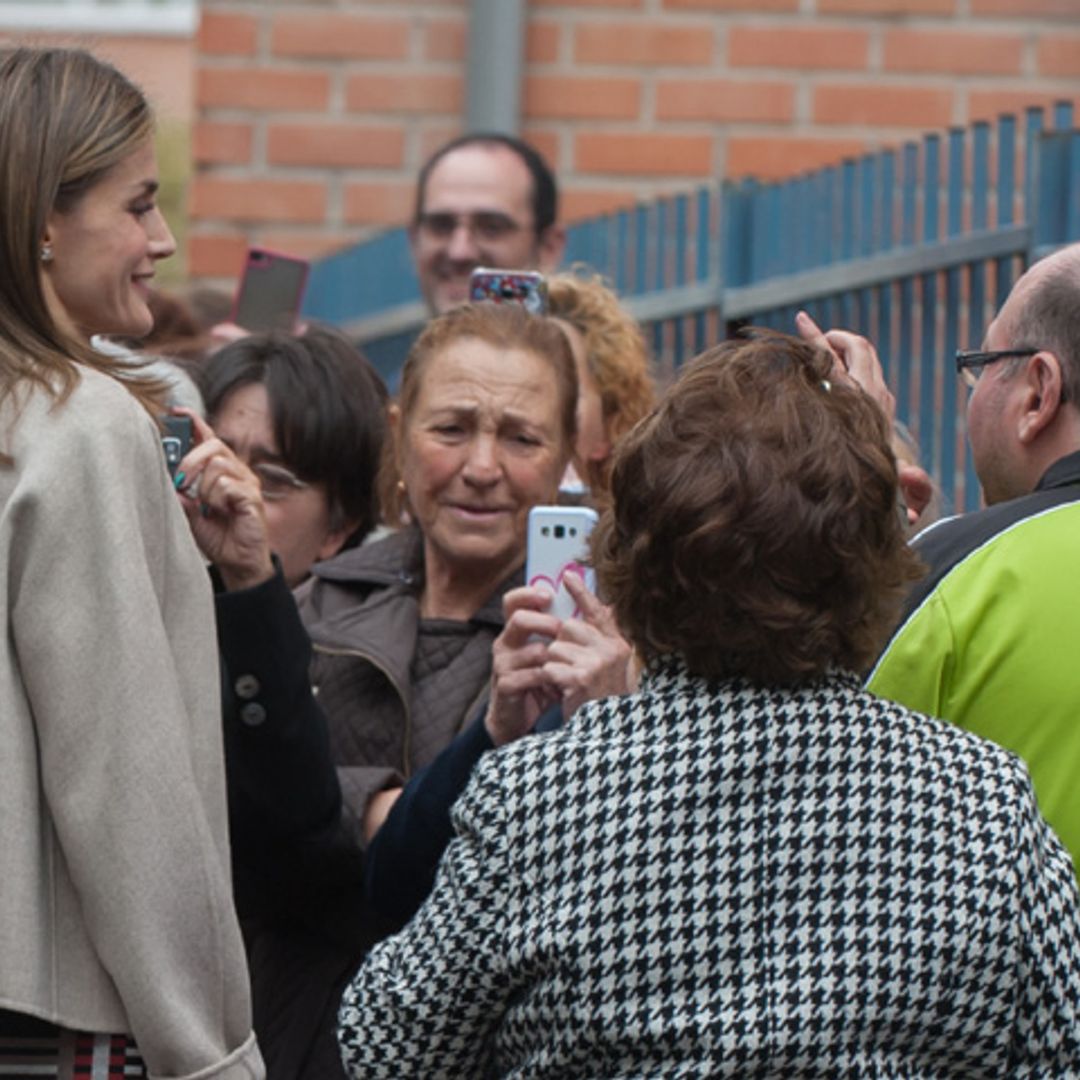 Entre saludos y 'selfies', doña Letizia revoluciona un barrio de Madrid
