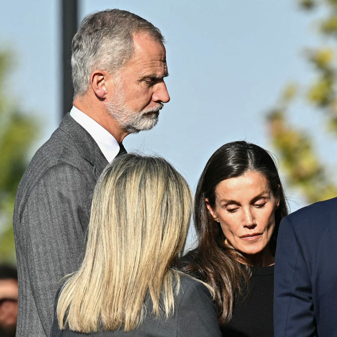 La emoción contenida de los reyes Felipe y Letizia en su visita al Hospital Universitario de Toledo para acompañar a los heridos en el accidente de tren