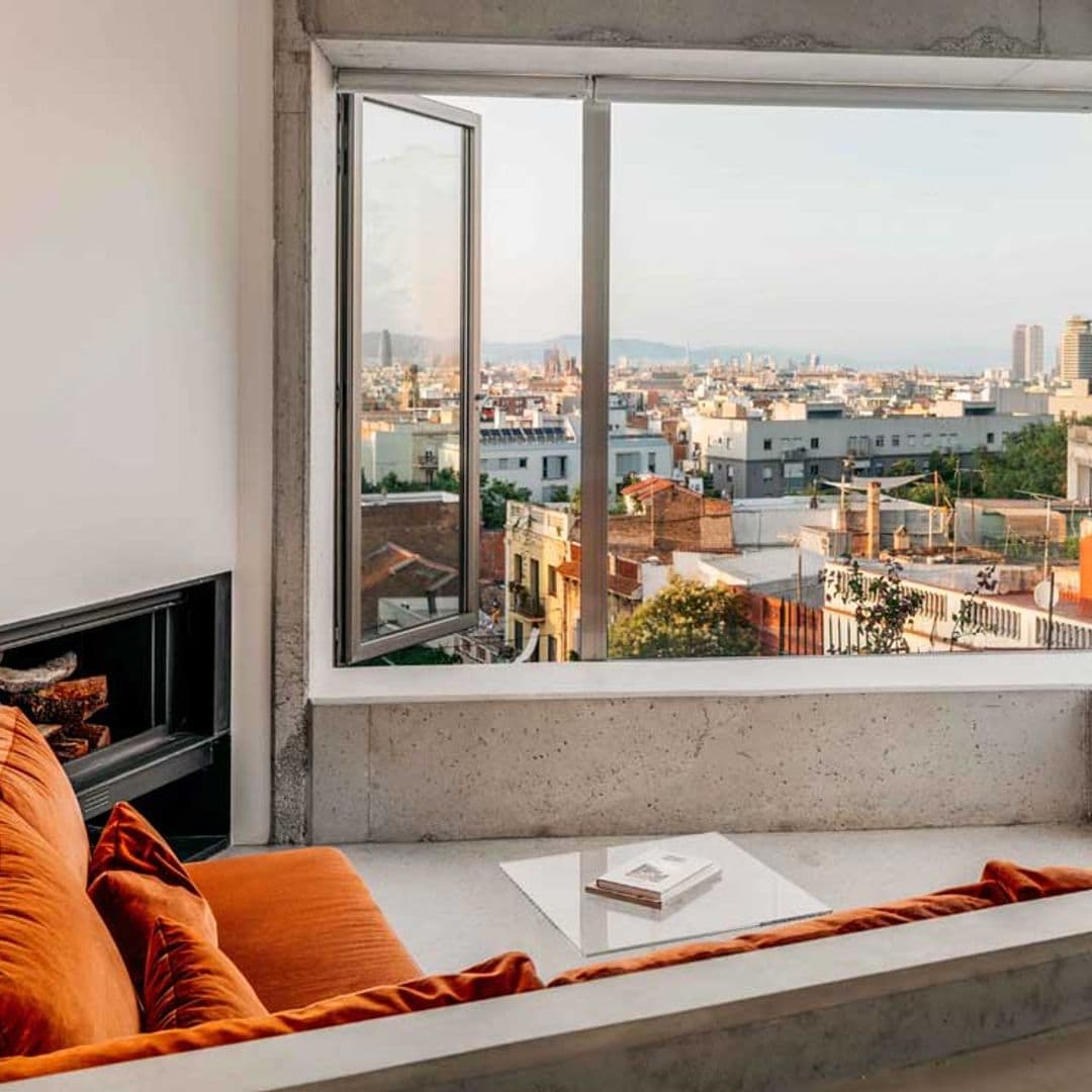 La reforma integral de un garaje para convertirlo en una casa moderna con vistas a Barcelona