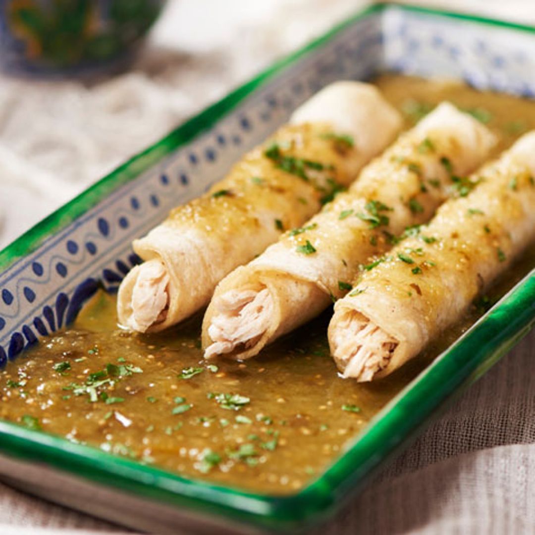 Tacos de pollo en salsa verde mexicana