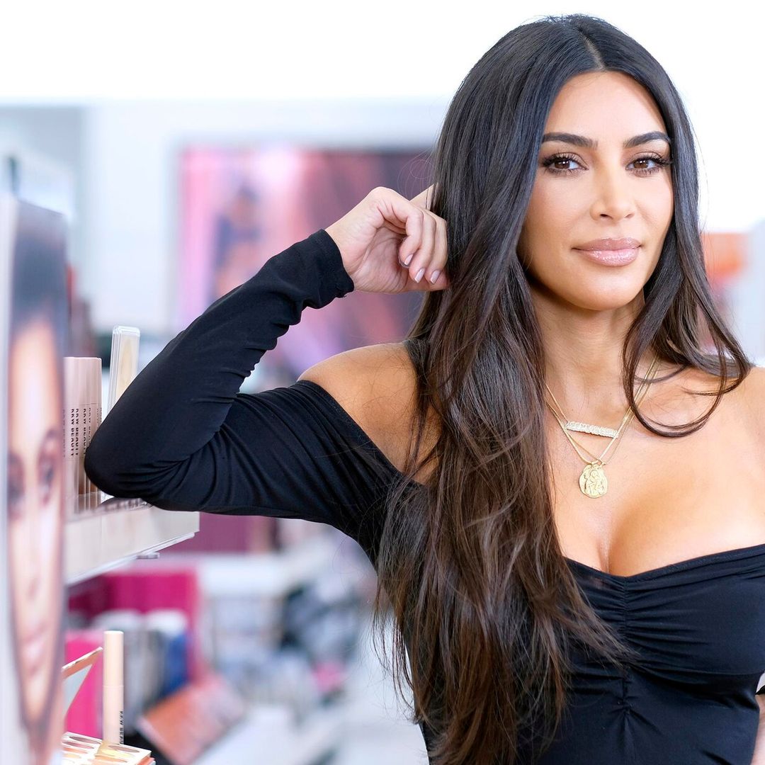 Los 10 pasos de Kim Kardashian para un maquillaje casual y glamuroso