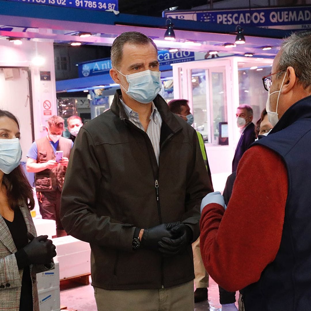 La broma futbolera de don Felipe en su visita a Mercamadrid