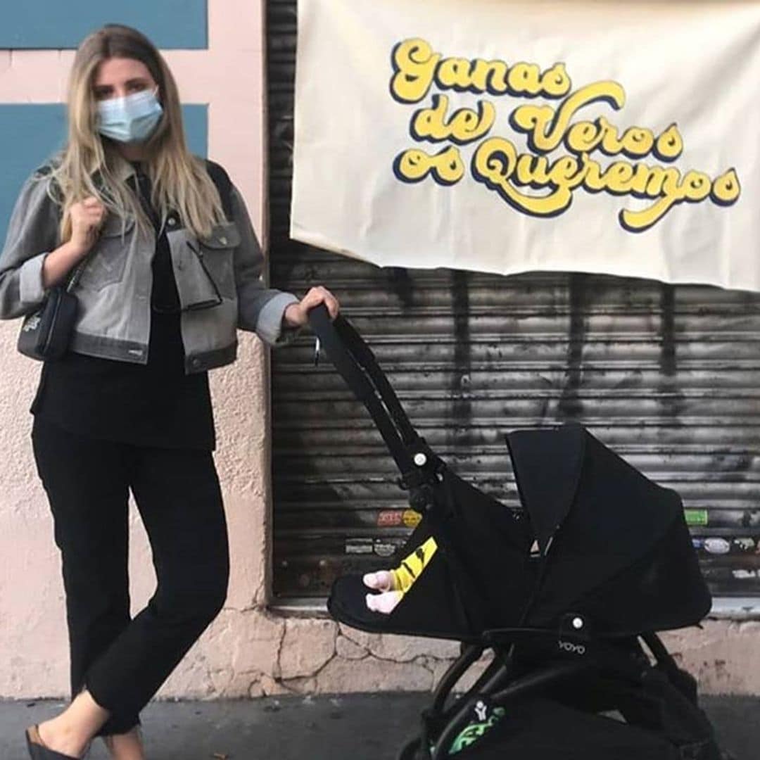 El simpático posado de Miriam Giovanelli y su hija (con mensaje incluido)