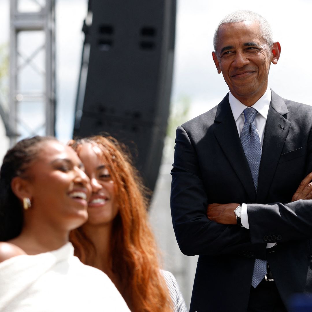 Barack Obama cumple 65 años orgulloso de sus hijas: así es hoy la vida de Sasha y Malia lejos de la política