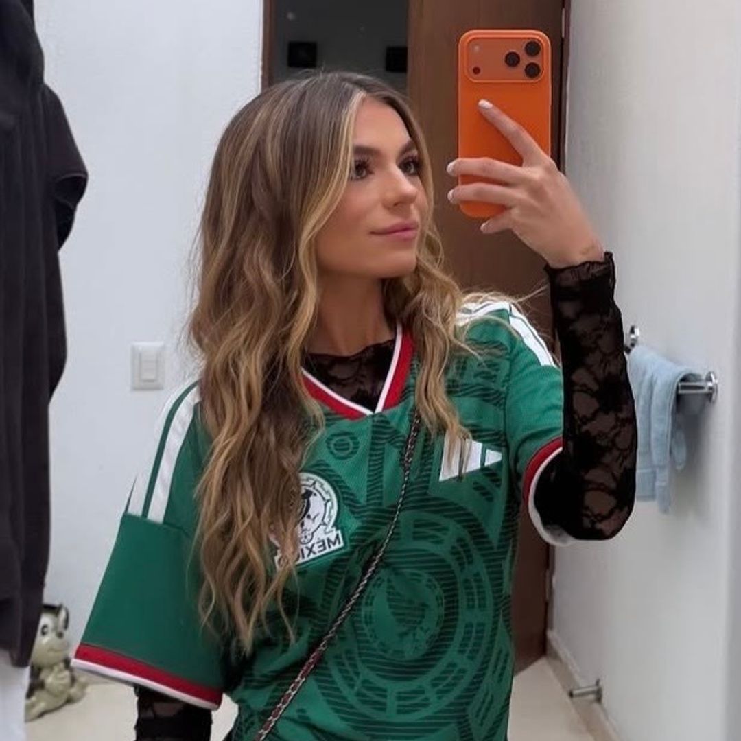 Sofía Castro se hace viral en el Mundial 2026 con un espectacular penacho de plumas