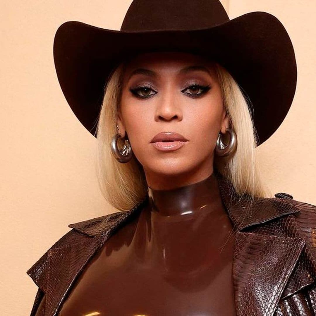 El vestido de látex que Beyoncé luce en Tokyo al más puro estilo ‘cowgirl’ en el estreno de su nuevo disco