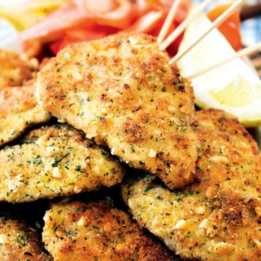 Escalopes de pollo empanados con ajo y perejil