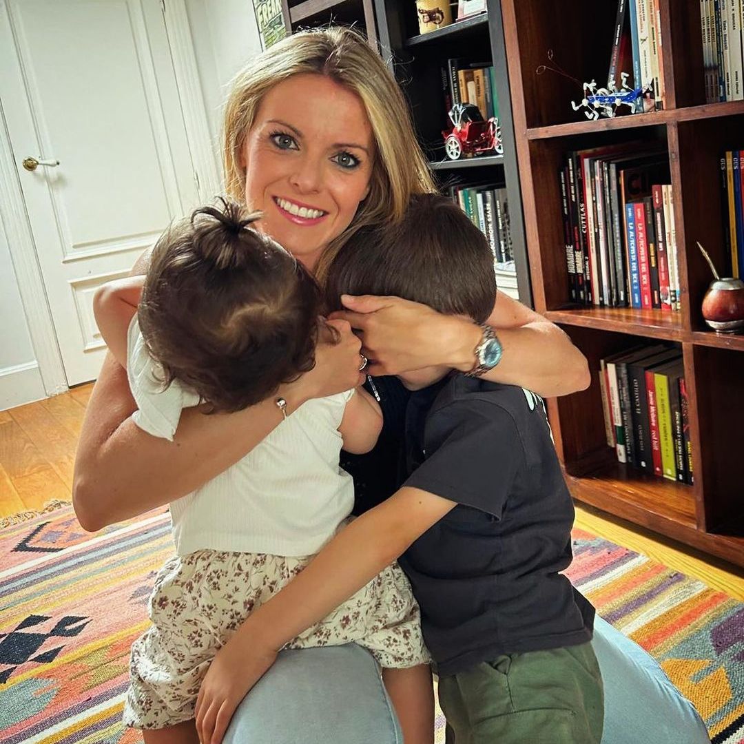La felicidad de Andrea Ropero celebrando su 41 cumpleaños con sus niños, Roke y Jara, de seis y un año