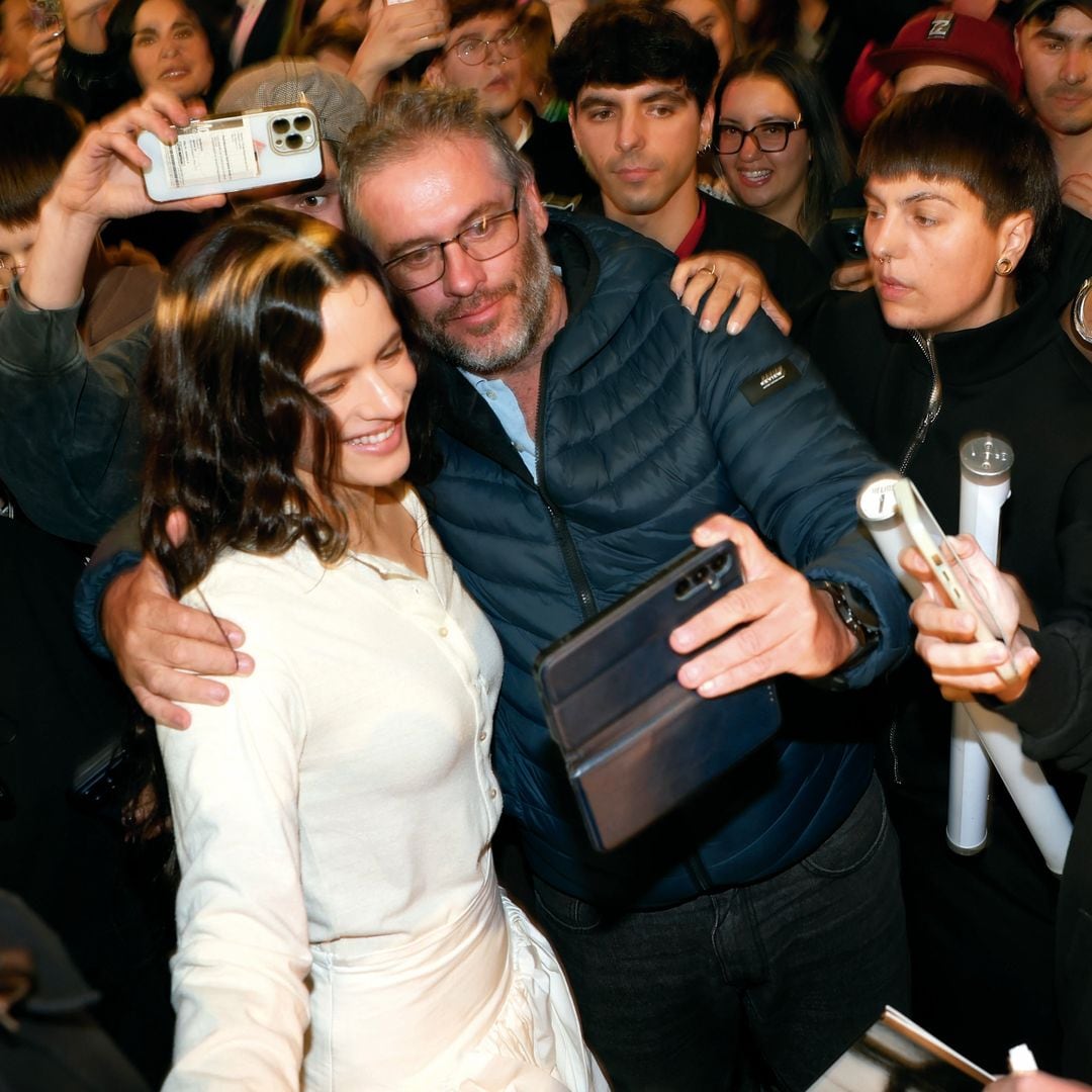 Rosalía, haciéndose fotos con sus fans