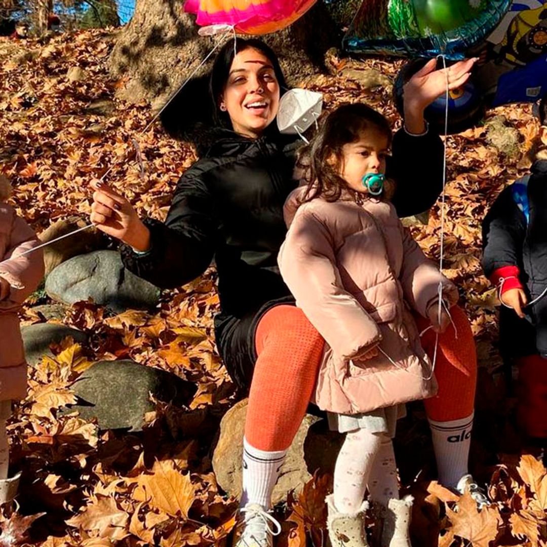 El ‘lindísimo día’ de Georgina con sus niños, entre pipas y vistas a los Alpes