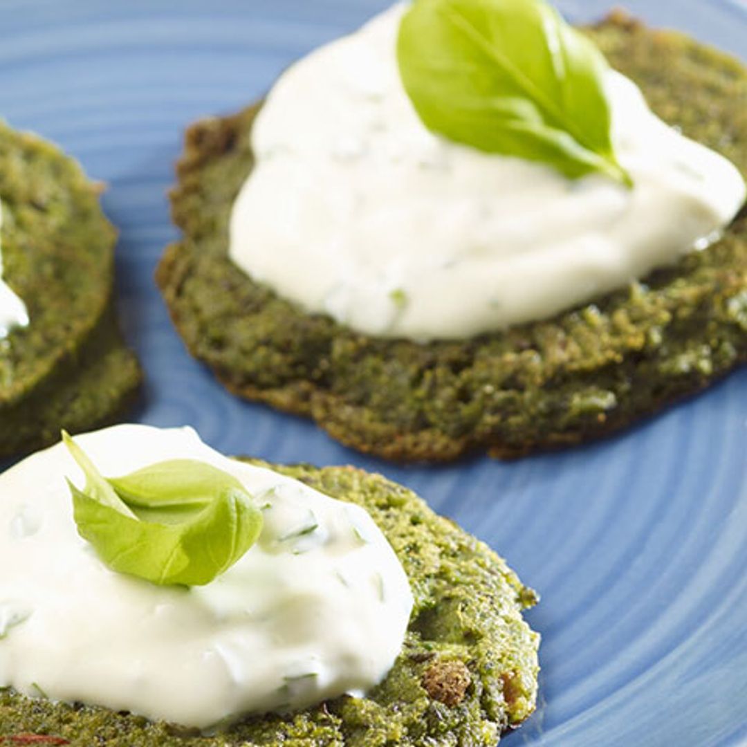 Tortitas de espinacas con salsa de yogur